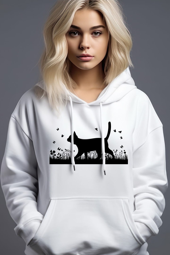 Bluza z kotkiem na łące