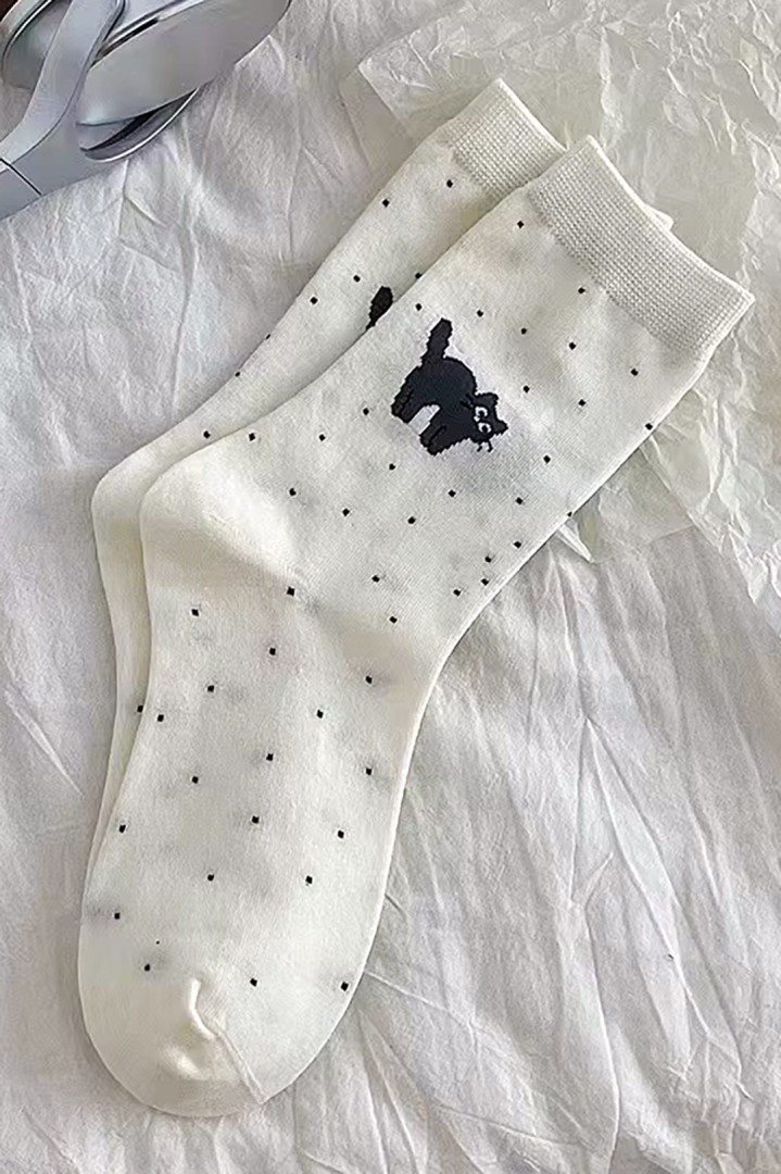 Skarpetki damskie z czarnym kotem w serduszka lub kropki