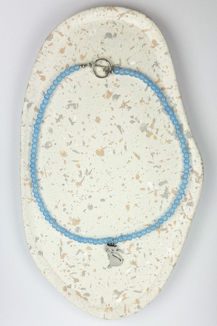 Choker z niebieskich koralików z kotkiem ze stali szlachetnej