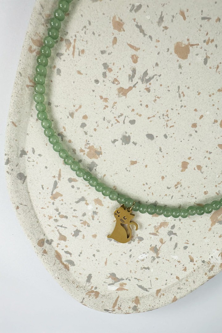 Szałwiowy naszyjnik z koralików szklanych ze złotym kotkiem