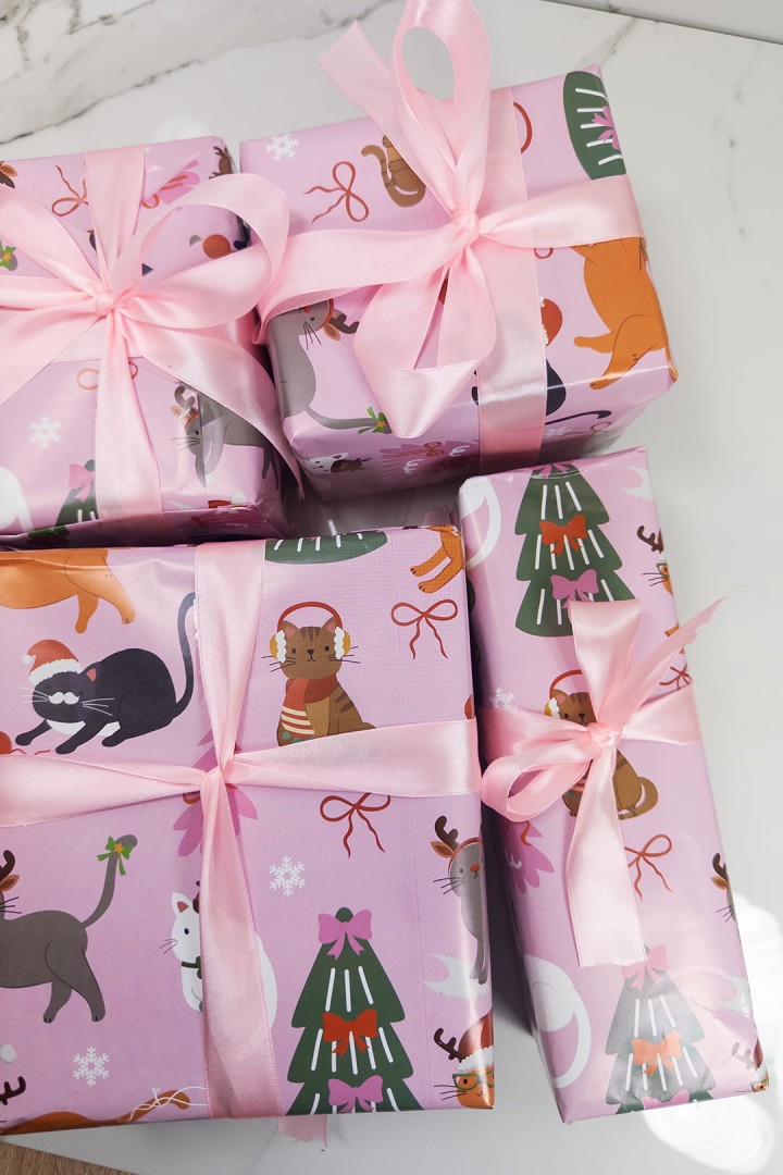 Pakowanie na prezent świąteczny w koty ozdobny papier + wstążka