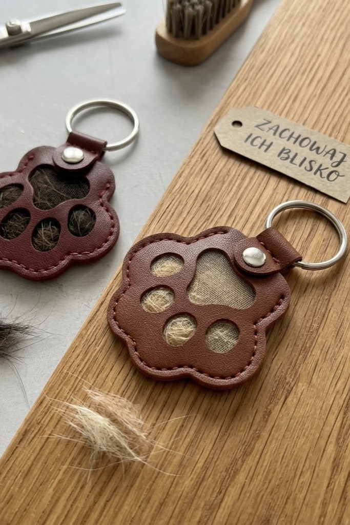 Brelok na sierść w kształcie łapki